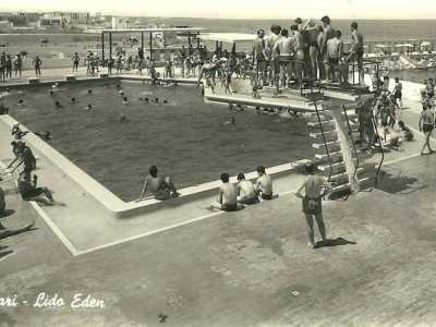 Una foto degli anni 50 ritrovata sul web ci mostra una grande piscina piastrellata su cui si ergeva quel trampolino (ora non pi� esistente) che dava il nome al posto (foto tratta dalla pagina facebook "Bari...tanto tempo fa")
